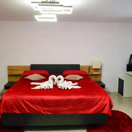 Lovely 2 Bedroom Apartment In The City Centre Of Oradea Exterior photo